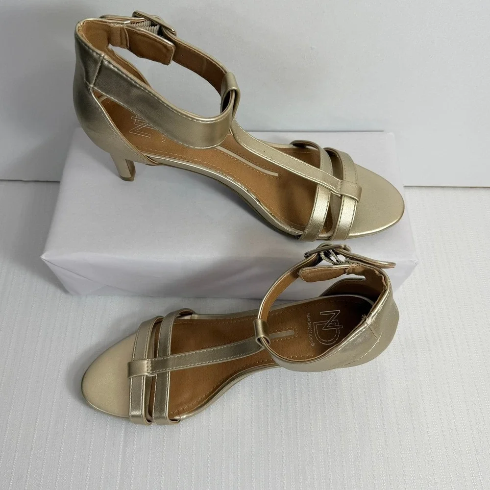 New Directions Womens Classic Gold T-Strap Kitten Heel Sandals 7.5M‎ Minimalist